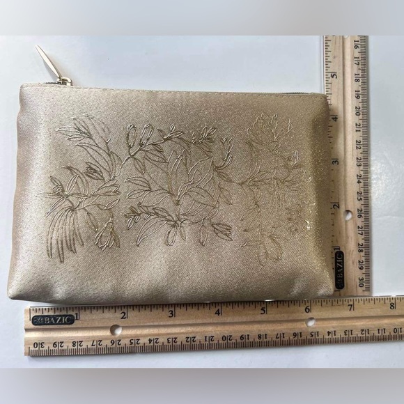 Chanel SUBLIMAGE Travel 8 Pieces Bundle with SUBLIMAGE Pouch 6”x4.5” And Jars - Picture 7 of 16